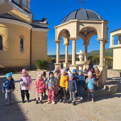Децата от групи "Пчелички", "Щурчета", "Калинки", "Слънце" и "Тигърче"  си направиха чудесна екскурзия . Разгледаха някои от най-важните сгради в центъра на София, посетиха Кремиковски манастир и зоопарка.  - Изображение 5