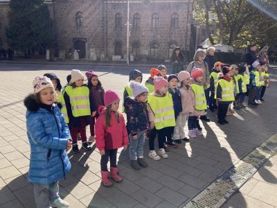 Децата от групи "Пчелички", "Щурчета", "Калинки", "Слънце" и "Тигърче"  си направиха чудесна екскурзия . Разгледаха някои от най-важните сгради в центъра на София, посетиха Кремиковски манастир и зоопарка.  - Изображение 8