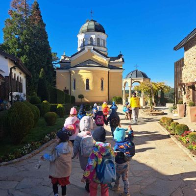 Децата от групи "Пчелички", "Щурчета", "Калинки", "Слънце" и "Тигърче"  си направиха чудесна екскурзия . Разгледаха някои от най-важните сгради в центъра на София, посетиха Кремиковски манастир и зоопарка.  - Изображение 9
