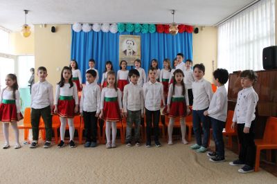 23ДГ "Здраве"  отбеляза 152 години от гибелта на Васил Левски. Със стихове и песни децата от група "Тигърче" изразиха своята почит и признателност към Апостола на свободата.  - Изображение 2