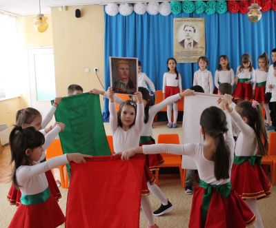  23ДГ "Здраве"  отбеляза 152 години от гибелта на Васил Левски. Със стихове и песни децата от група "Тигърче" изразиха своята почит и признателност към Апостола на свободата.  - Изображение 4